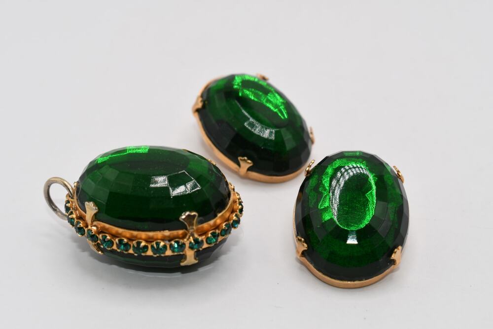 Vintage Carnegie Emerald Green Glass Pendant & Clip Earrings Set